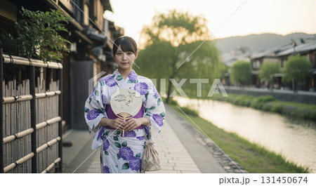 浴衣姿の日本人女性　散歩する 131450674