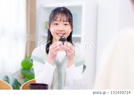 ファミリー　食事　おにぎりを食べる女の子 131450714