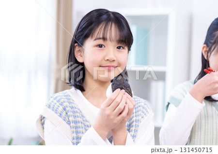 ファミリー　食事　おにぎりを食べる女の子 131450715