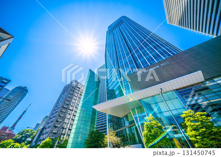 日本の東京都市景観飛行機雲や虎ノ門ヒルズ、東京タワーなどを望む 131450745