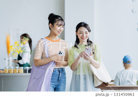 カフェに来店する若い女性 カフェに来店する若い女性 131450961