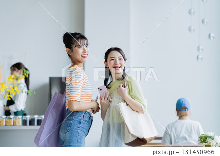 カフェに来店する若い女性 カフェに来店する若い女性 131450966