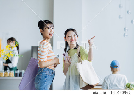 カフェに来店する若い女性 カフェに来店する若い女性 131450967