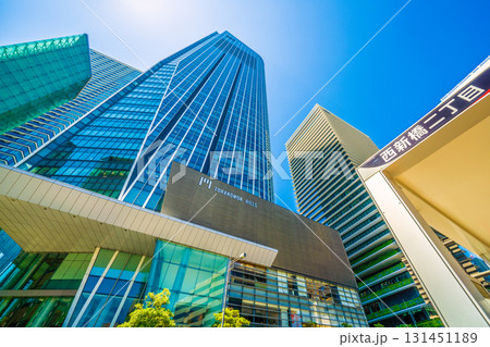 日本の東京都市景観　虎ノ門ヒルズなどを望む。右は西新橋二丁目のバス停 131451189