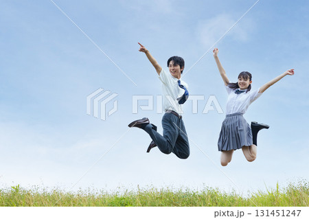 青空をバックにジャンプする高校生 131451247