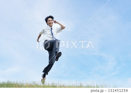 青空をバックにジャンプする高校生 青空をバックにジャンプする高校生 131451259
