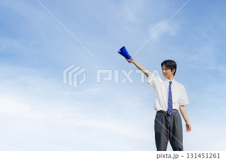 青空をバックに応援する高校生 青空をバックに応援する高校生 131451261