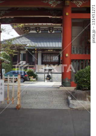 門からのぞく善光寺本堂 131451271