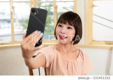 自撮りをする日本人モデル 自撮りをする日本人モデル 131451322