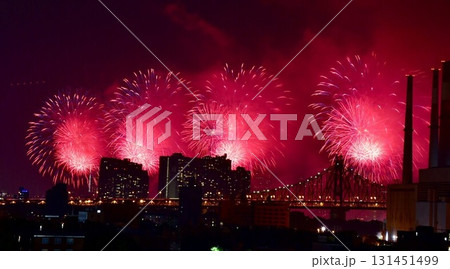 NY 祭典の夜：工場地帯を背景にした壮大な花火 131451499