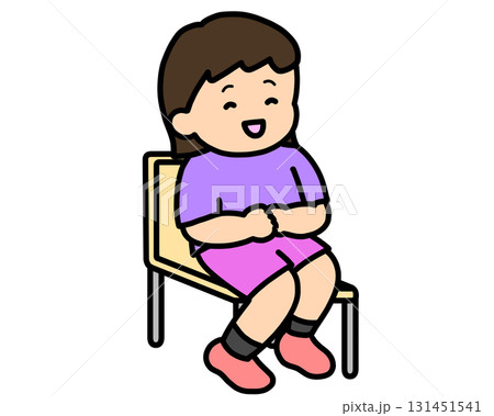 椅子に座る女の子 131451541