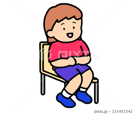 椅子に座る女の子 131451542