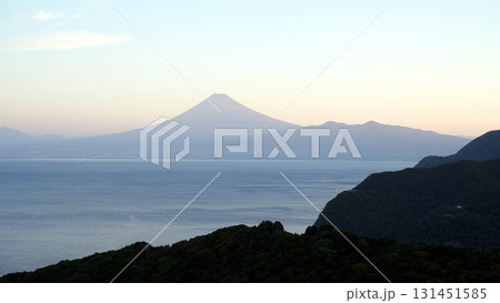 西伊豆から駿河湾越しに見た夜明けの富士山 西伊豆から駿河湾越しに見た夜明けの富士山 131451585