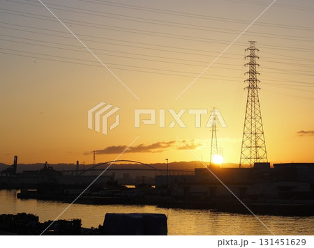 昇る朝日と鉄塔 131451629