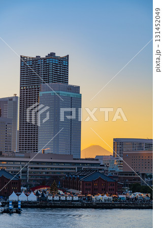 【神奈川県】横浜みなとみらい・ライトアップ・イルミネーション　ビルの谷間に富士山遠望　トワイライト 131452049