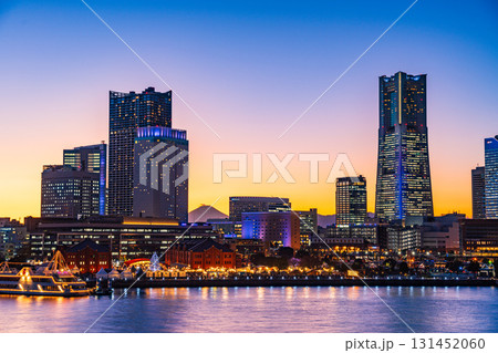 【神奈川県】横浜みなとみらい・ライトアップ・イルミネーション　ビルの谷間に富士山遠望　トワイライト 131452060