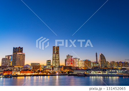 【神奈川県】横浜みなとみらい・ライトアップ・イルミネーション ビルの谷間に富士山遠望 トワイライト 【神奈川県】横浜みなとみらい・ライトアップ・イルミネーション ビルの谷間に富士山遠望 トワイライト 131452065