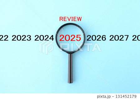 虫眼鏡で2025年を振り返るイメージ画像 131452179