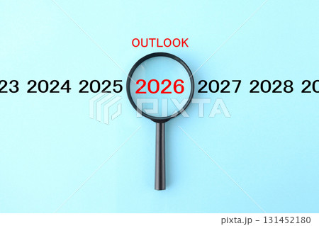 虫眼鏡で2026年の展望を分析するイメージ画像 131452180