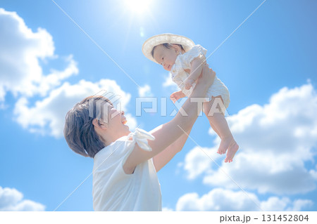 太陽と青空と親子 131452804