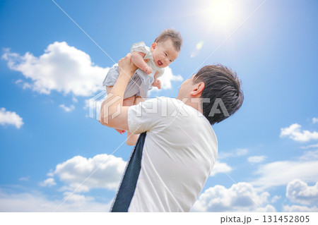 青空と太陽と親子 青空と太陽と親子 131452805