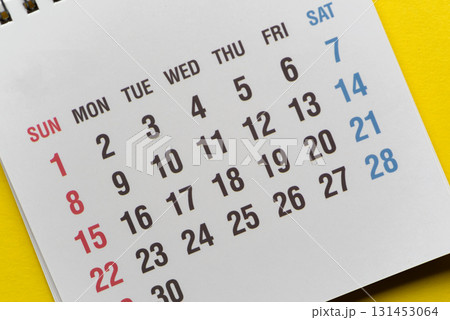 黄色背景に卓上カレンダー 黄色背景に卓上カレンダー 131453064
