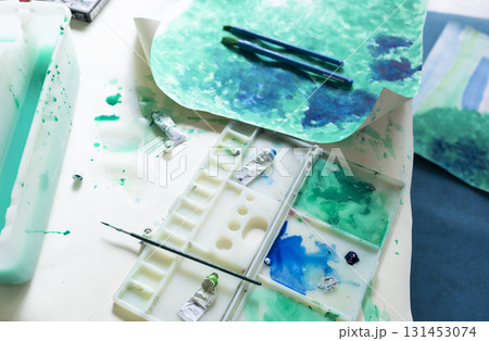絵の具で絵を描く 絵の具で絵を描く 131453074