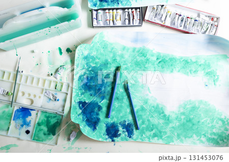 絵の具で絵を描く 131453076