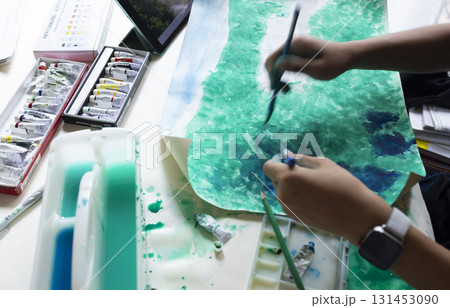 絵の具で描く子供の手 131453090