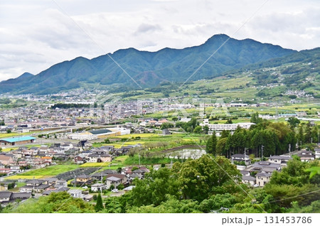 高速長野道の上部の遊歩道から俯瞰する稲荷山地区の景色 131453786