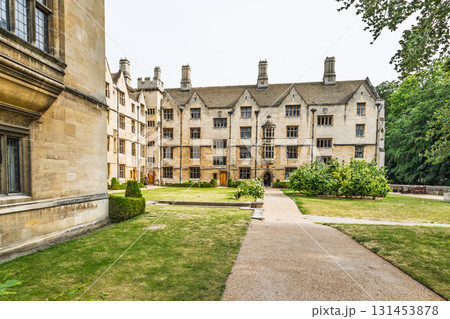 Classic British collegiate architecture in a serene Cambridge campus garden Classic British collegiate architecture in a serene Cambridge campus garden 131453878