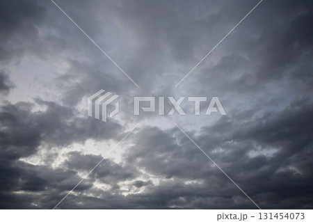 雨上がりの空 雨雲 曇り 秋雨 10月 雨上がりの空 雨雲 曇り 秋雨 10月 131454073