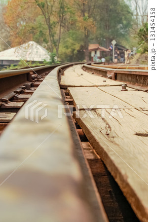 旧泰緬鉄道の線路と木の枕木(バンコク) 旧泰緬鉄道の線路と木の枕木(バンコク) 131454158