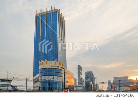 バンコク・Qハウスルンピニービルの夕景、夕日に輝くブルーガラスのモダンな高層ビルと都市景観 131454160
