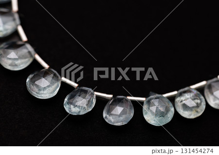 黒背景に映えるモスアクアマリンのファセットブリオレットビーズ 131454274