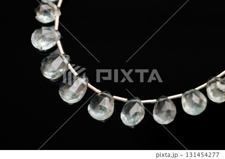 黒背景に映えるモスアクアマリンのファセットブリオレットビーズ 131454277