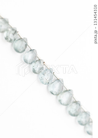 白背景に並べられたモスアクアマリンのファセットドロップカット 白背景に並べられたモスアクアマリンのファセットドロップカット 131454310
