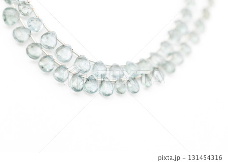 白背景に並べられたモスアクアマリンのファセットドロップカット 131454316