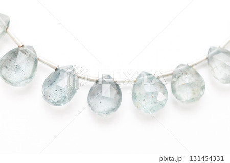 白背景に並べられたモスアクアマリンのファセットドロップカット 白背景に並べられたモスアクアマリンのファセットドロップカット 131454331