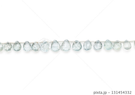 白背景に並べられたモスアクアマリンのファセットドロップカット 131454332