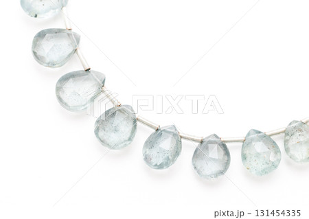 白背景に並べられたモスアクアマリンのファセットドロップカット 白背景に並べられたモスアクアマリンのファセットドロップカット 131454335
