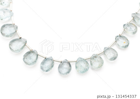 白背景に並べられたモスアクアマリンのファセットドロップカット 白背景に並べられたモスアクアマリンのファセットドロップカット 131454337