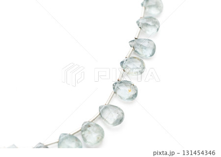 白背景に並べられたモスアクアマリンのファセットドロップカット 131454346