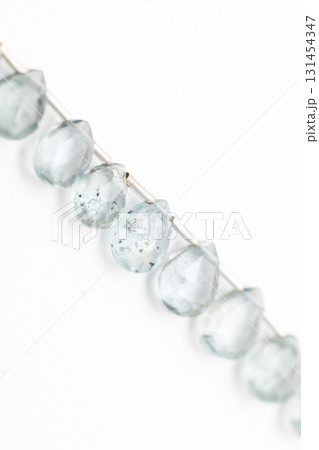 白背景に並べられたモスアクアマリンのファセットドロップカット 白背景に並べられたモスアクアマリンのファセットドロップカット 131454347