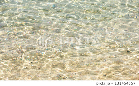 キラキラと太陽の光と綺麗な海水面の風景 131454557