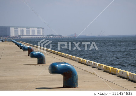 海岸にたくさんのボラードが並び青い海面の海が広がる風景 131454632