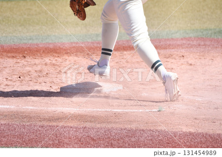 一塁を踏む野手 一塁を踏む野手 131454989