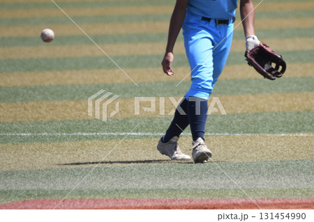ボールをキャッチする野手 ボールをキャッチする野手 131454990