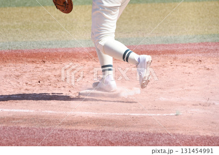 一塁ベースを踏む野手 一塁ベースを踏む野手 131454991
