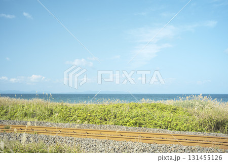 秋晴れの陸奥湾と大湊線の線路　青森県横浜町 131455126